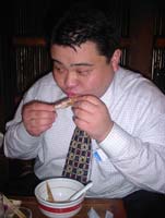 もりもり食べる浅井氏